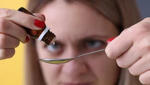 Daj kilka kropel na wodę lub cukier. Krople żołądkowe pokonają ból brzucha, wzdęcia, a nawet... tłuste włosy