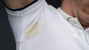 Jak usunąć żółte plamy pod pachami z białych ubrań? Wypróbuj prosty trik