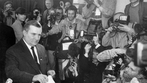 Lech Wałęsa przy urnie wyborczej w 1989 roku