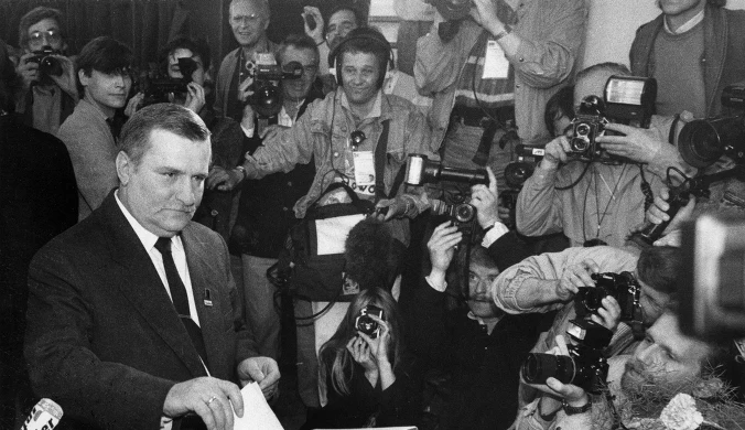Lech Wałęsa przy urnie wyborczej w 1989 roku