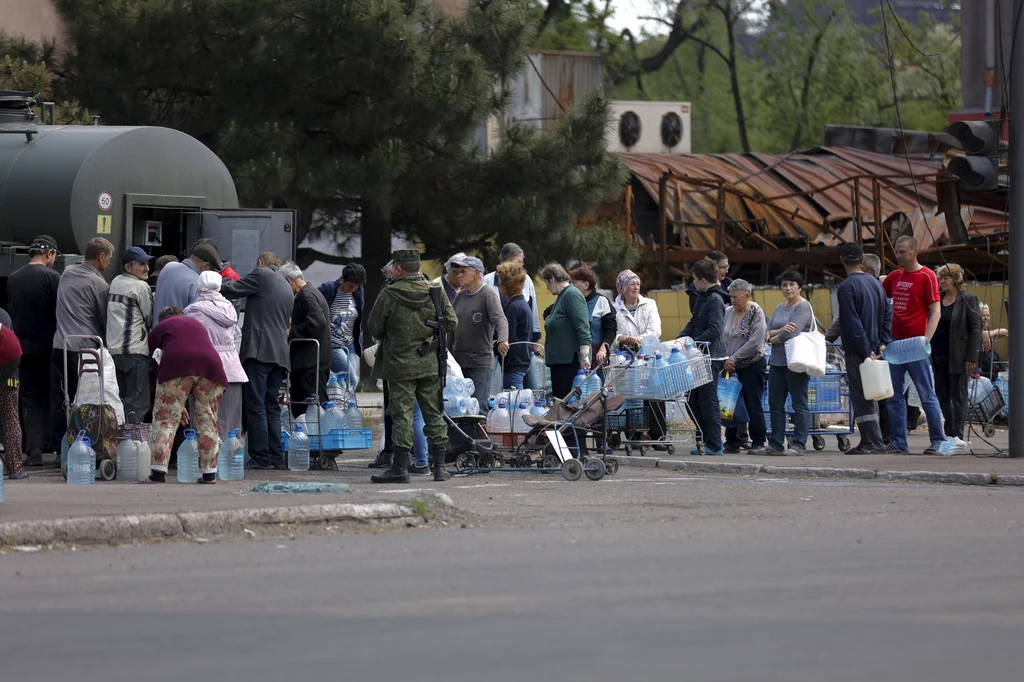 Kolejka po wodę w Mariupolu Kolejka po wodę w Mariupolu