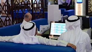 Traderzy śledzący rynki finansowe na Giełdzie Papierów Wartościowych w Dubaju w Zjednoczonych Emiratach Arabskich