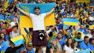 Piłkarze Ukrainy dostali flagę z frontu. Ostatni krok na mundial