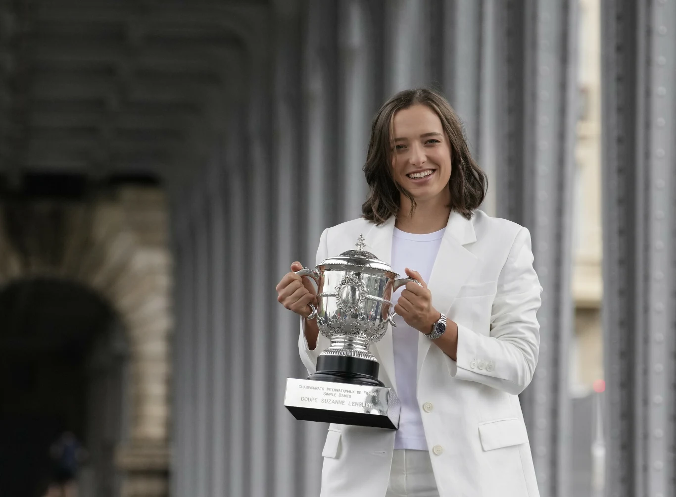 Iga Świątek na moście Bir-Hakeim