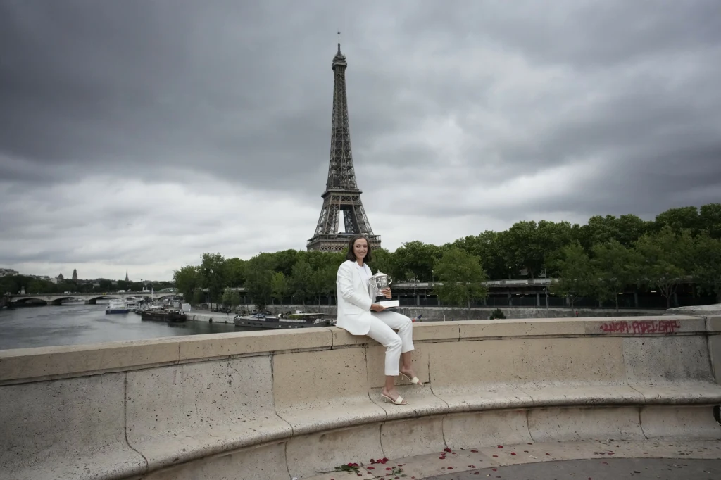 Iga Świątek na moście Bir-Hakeim Iga Świątek na moście Bir-Hakeim