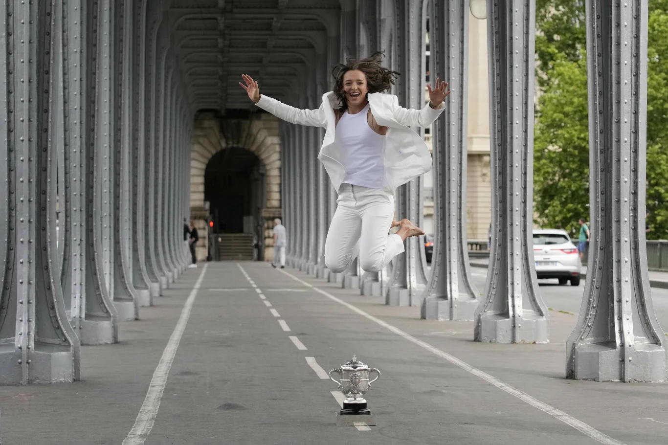 Iga Świątek na moście Bir-Hakeim