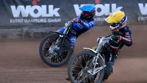 Maciej Janowski (kask żółty) i Daniel Bewley