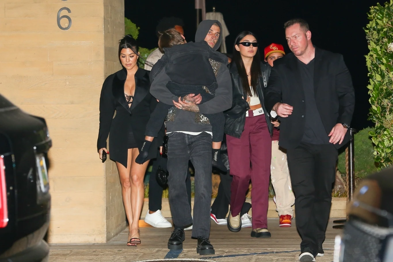 Kourtney Kardashian na kolacji z mężem Travisem Barkerem. Towarzyszyły im dzieci z poprzednich związków Kourtney Kardashian na kolacji z mężem Travisem Barkerem. Towarzyszyły im dzieci z poprzednich związków