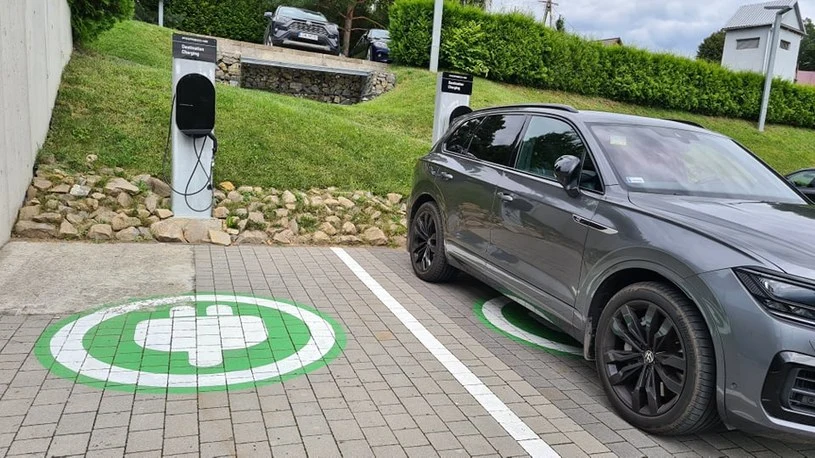 Mandat za nieuzasadnione zajmowanie miejsca do ładowania samochodów elektrycznych to nawet 5 tys. zł Mandat za nieuzasadnione zajmowanie miejsca do ładowania samochodów elektrycznych to nawet 5 tys. zł