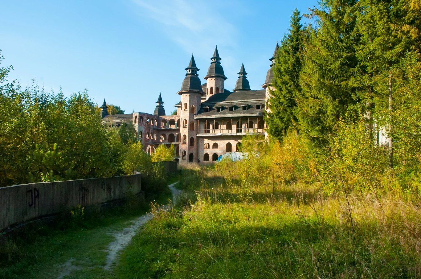Jednych odstrasza, innych inspiruje - obok tej inwestycji trudno przejść obojętnie
