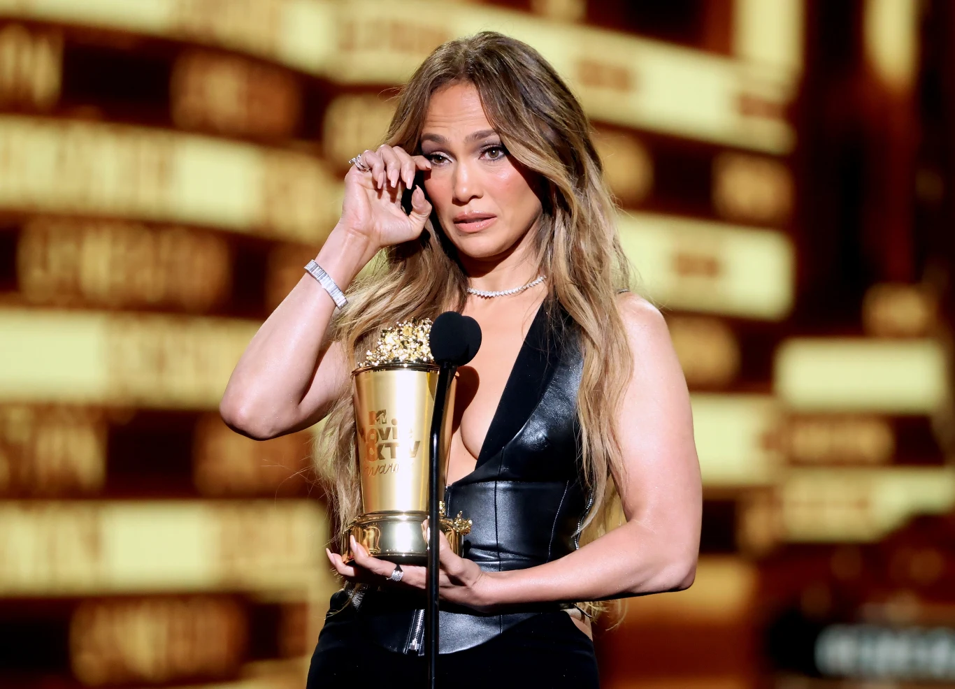 Jennifer Lopez nie mogła powstrzymać łez w trakcie emocjonalnego wystąpienia