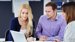 Ponad 3,3 tys. pracowników w 70 brytyjskich firmach przez najbliższe sześć miesięcy będzie pracować przez cztery dni w tygodniu