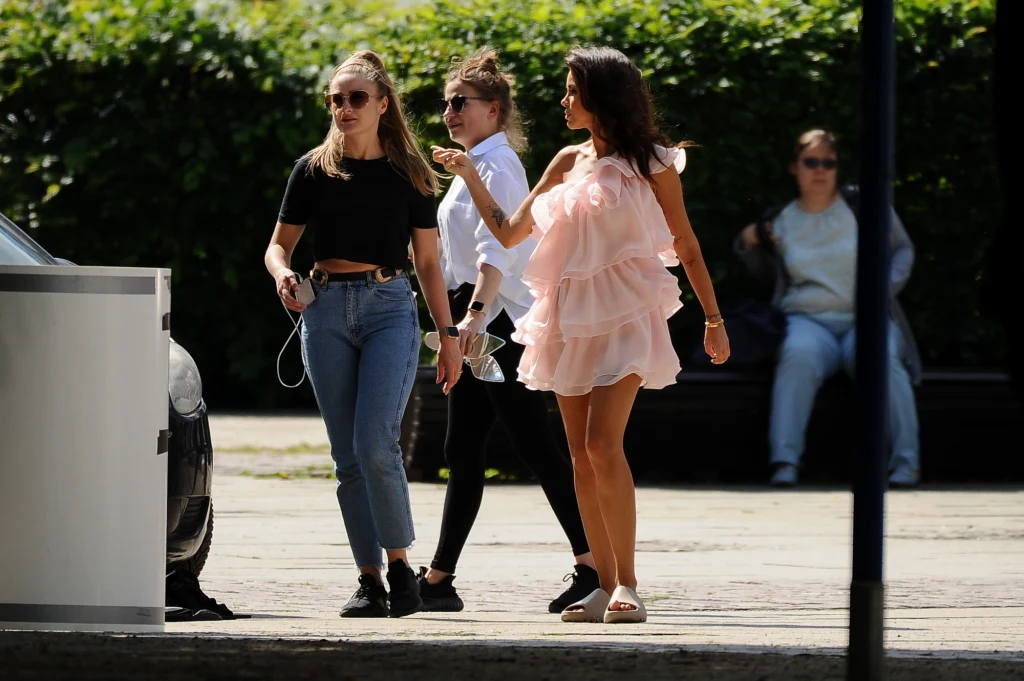 Gwiazda przez cały czas była otoczona wianuszkiem asystentów