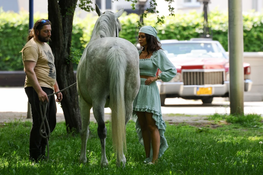 Modelka miała chwilę na zapoznanie się ze swoim nowym "współpracownikiem"