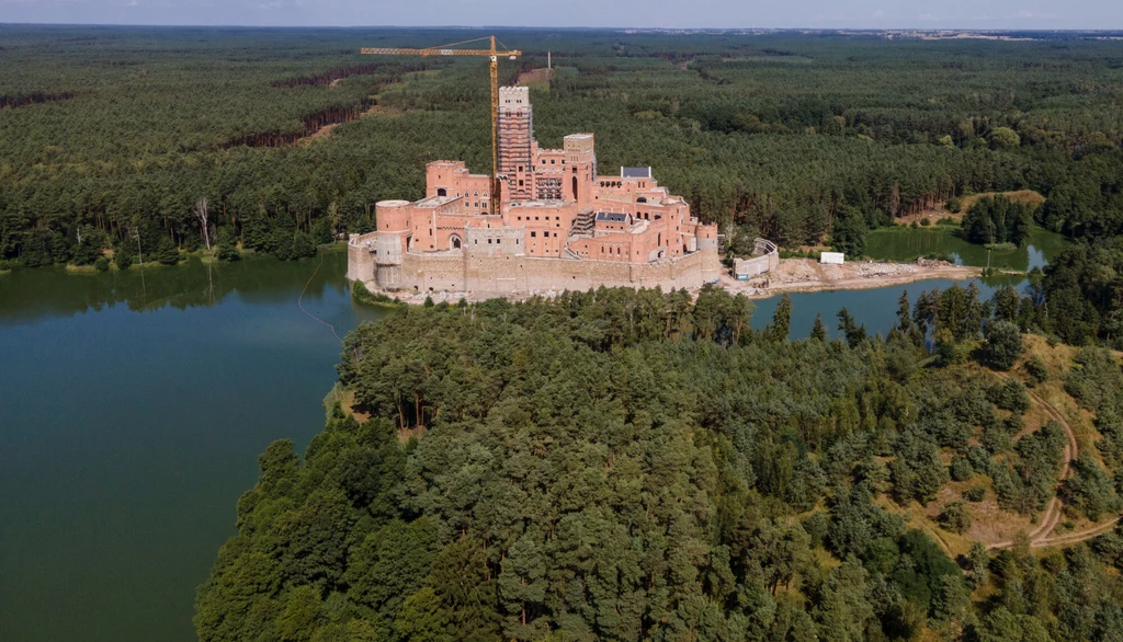 Budowa zamku w Puszczy Noteckiej budzi wiele kontrowersji od lat
