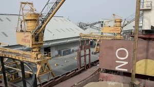 Zdjęcie ilustracyjne. Załadunek zboża na statek