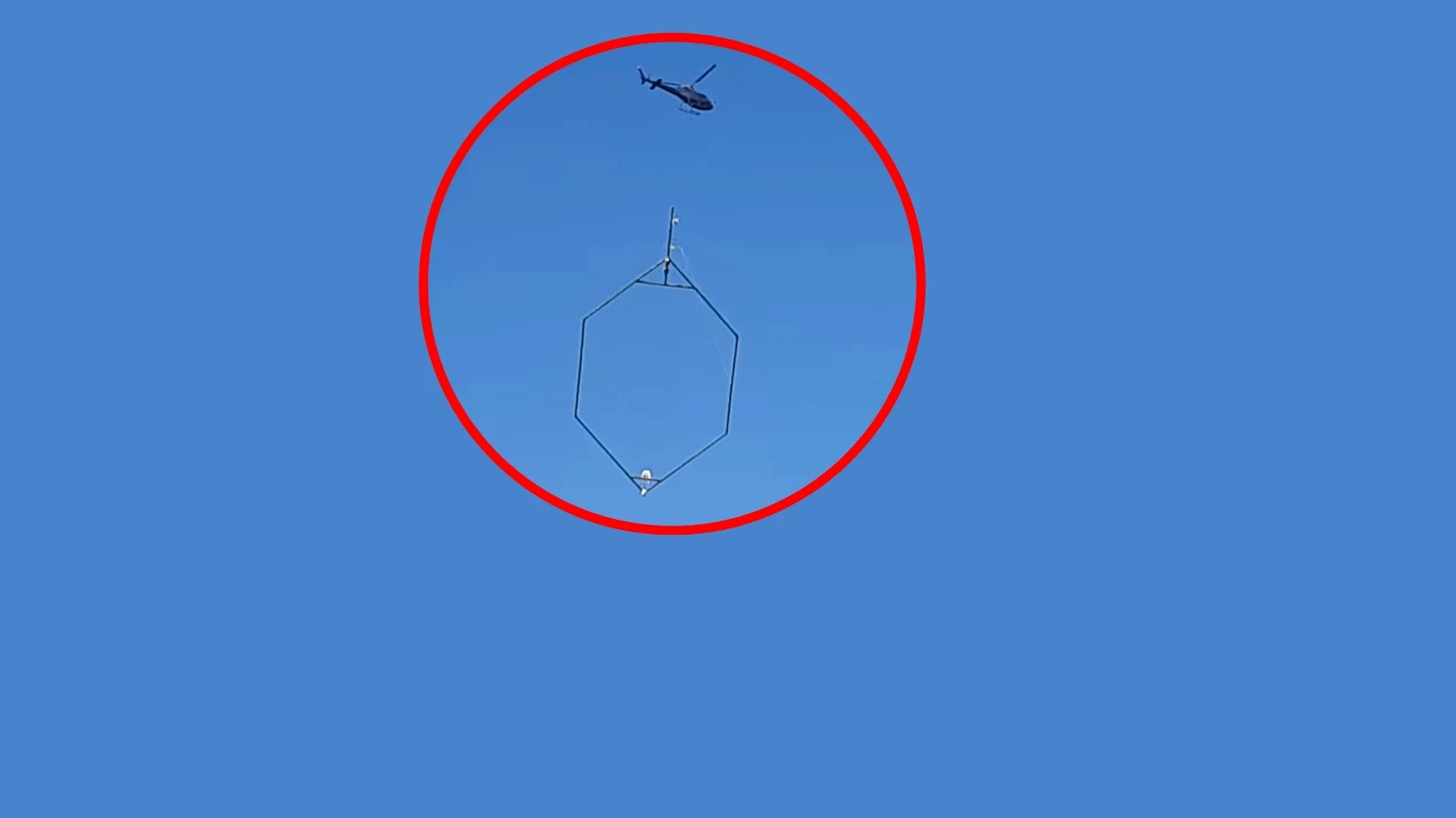 Helikopter wykonuje pomiary gruntów pod CPK Helikopter wykonuje pomiary gruntów pod CPK