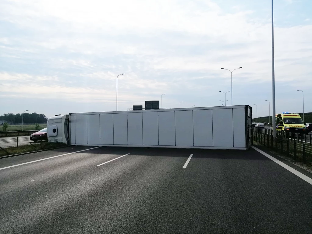 Wypadek na S2. Ciężarówka zablokowała jezdnię Wypadek na S2. Ciężarówka zablokowała jezdnię