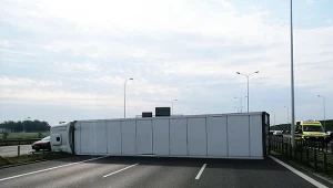 Wypadek na S2. Ciężarówka zablokowała jezdnię