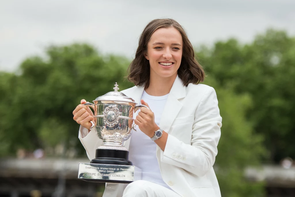 Iga Świątek z pucharem Roland Garros