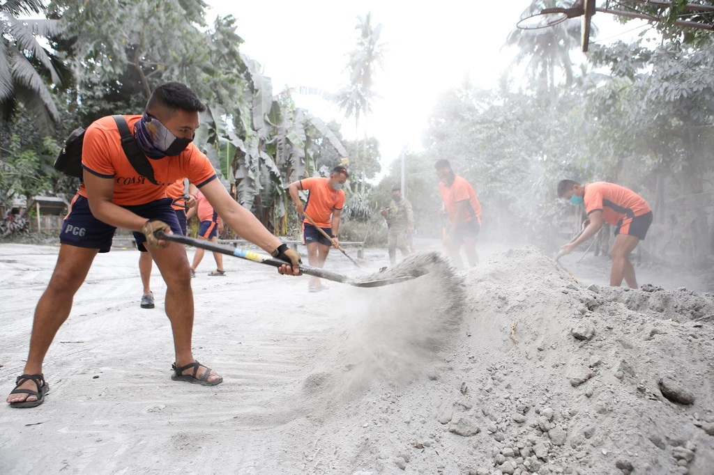 Prowincję Sorsogon na wyspie Luzon ze względu na erupcję wulkanu Bulusan pokrył pył 