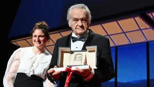 Jerzy Skolimowski odbiera nagrodę w Cannes. 