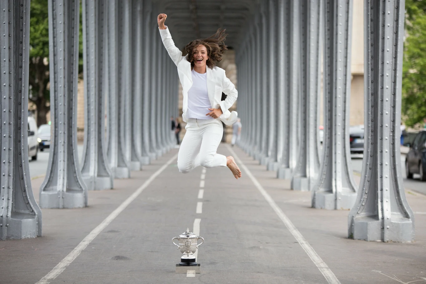 Iga Świątek - sesja z pucharem Roland Garros na moście Bir-Hakeim
