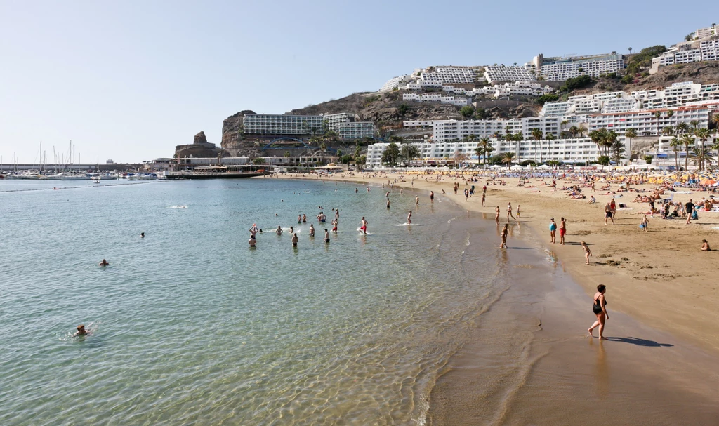 Widok na plażę w miejscowości Puerto Rico na Wyspach Kanaryjskich