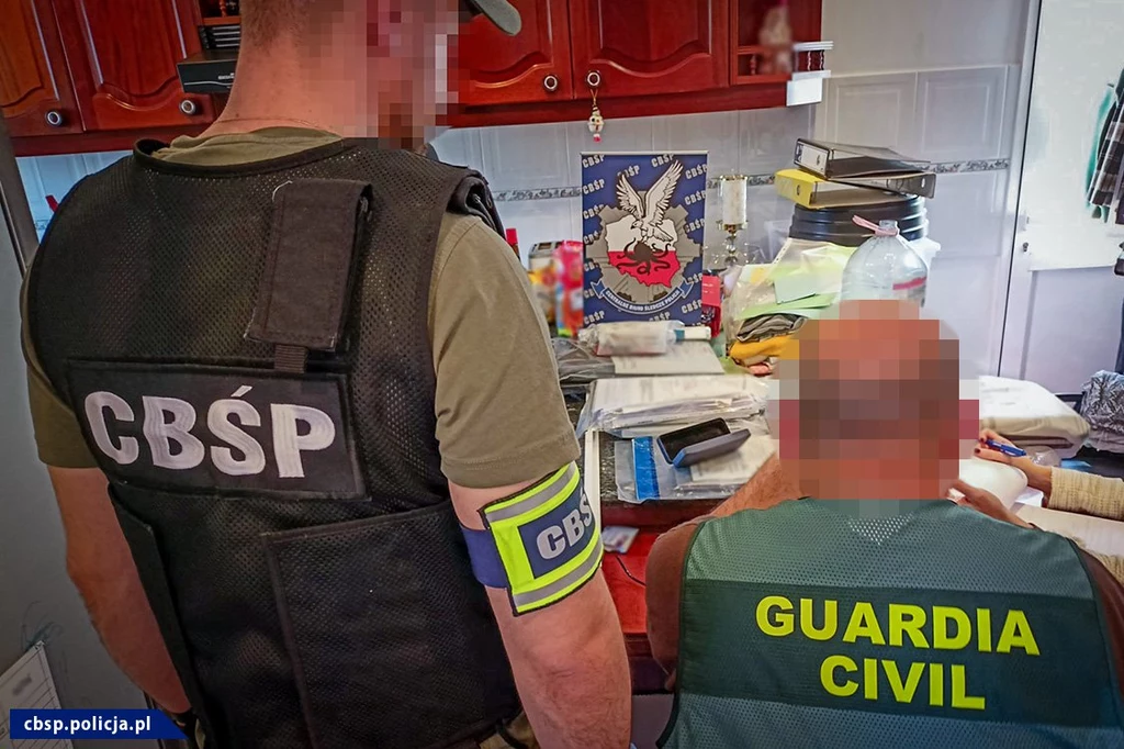 Funkcjonariusze CBŚP i Guardia Civil podczas dochodzenia