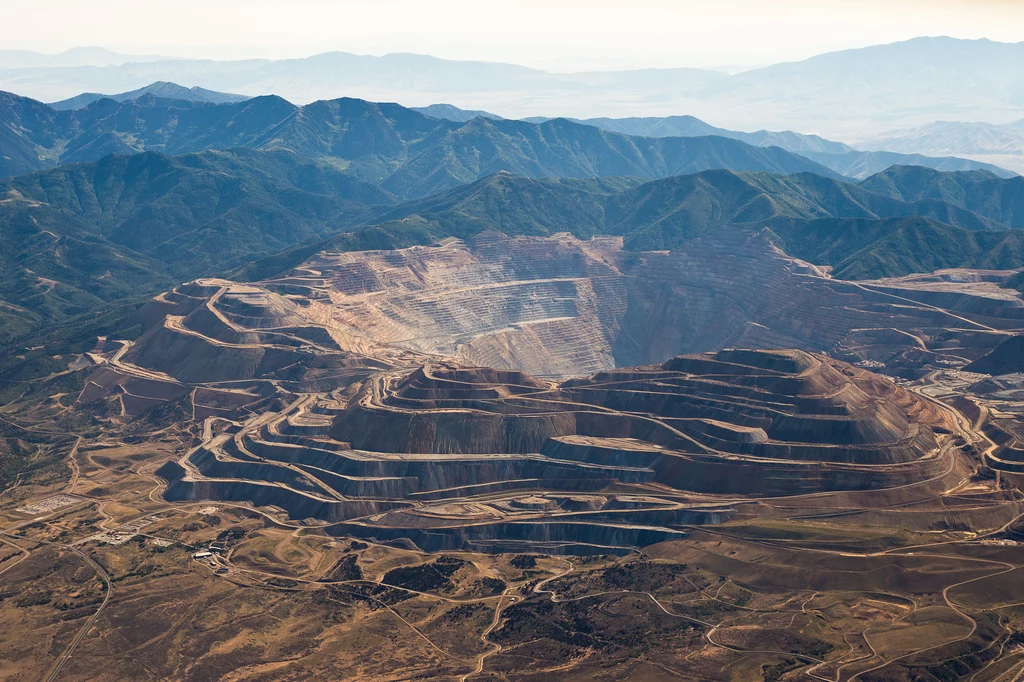 Kopalnia odkrywkowa Bingham Canyon Mine jest największą dziurą w ziemi. Ma aż 1,2 km głębokości i ponad 4,5 średnicy