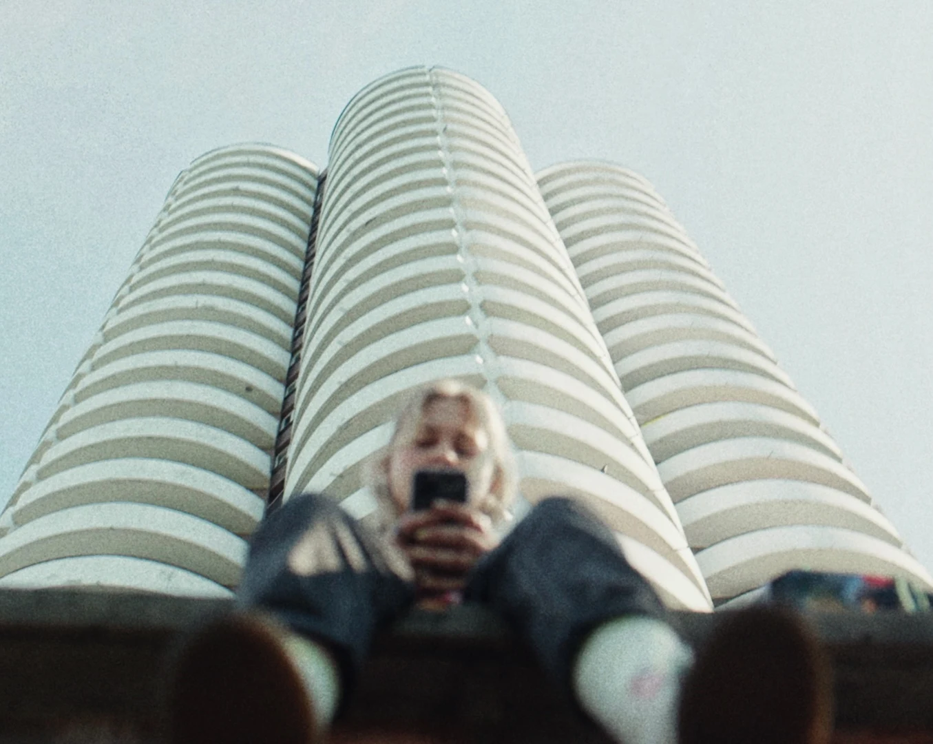 "Dla mnie to od początku była historia o relacjach. O tym jak ciężko nam rozmawiać o podstawowych sprawach z najbliższymi. Dlatego kluczem było znalezienie aktorki, która naturalnie odda bohaterkę. Sonia okazała się idealnym wyborem, więc naturalnym było, aby Borys zagrał jej filmowego tatę. Jest to pomysł castingowy, który przekłada się na niezwykły ładunek emocjonalny na ekranie." - mówi reżyser filmu Kuba Michalczuk.