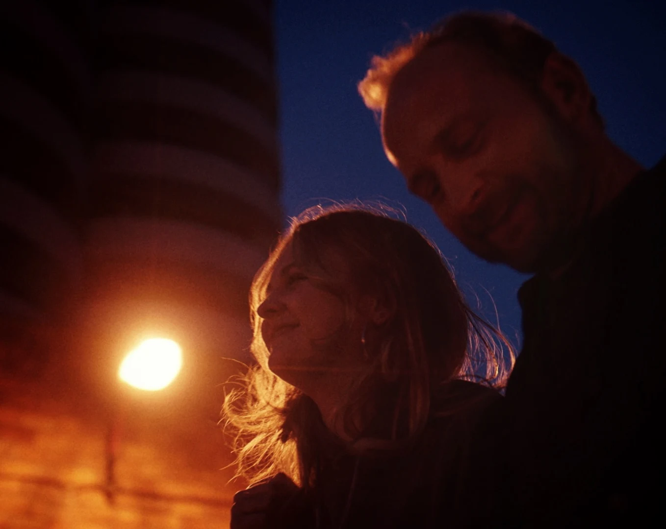 Scenariusz autorstwa Katarzyny Sarnowskiej ( "Wszystkie nasze strachy", "Chemia") to wypełniona emocjami i humorem opowieść o młodej 17-letniej dziewczynie, która konfrontując się z trudnym tematem życiowym wkracza do świata ojca, z którym nie utrzymuje kontaktów. To zderzenie dwóch pokoleniowych światów daje możliwość próby porozumienia, poznania się na nowo i odbudowania nadszarpniętej relacji.