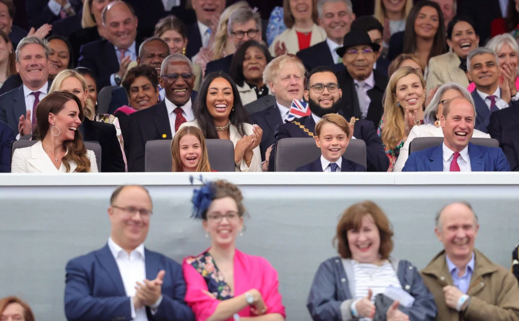 Rodzina królewska uradowana spotem z królową Rodzina królewska uradowana spotem z królową