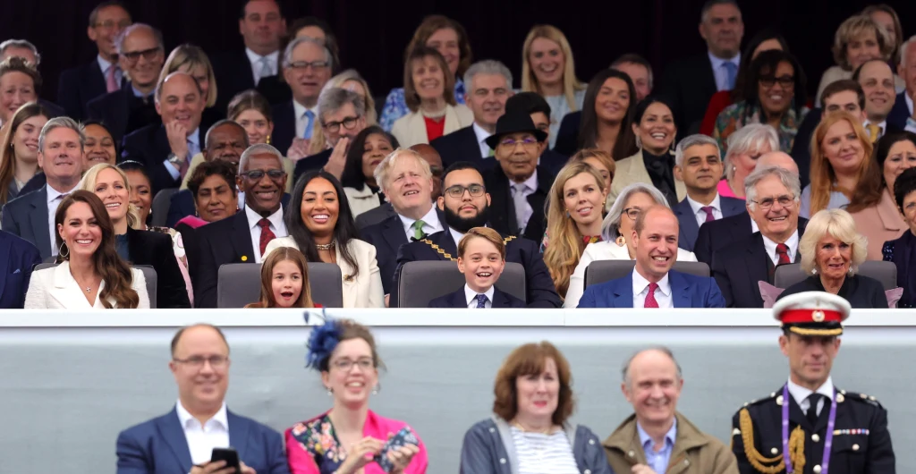 Rodzina królewska uradowana spotem z królową Rodzina królewska uradowana spotem z królową