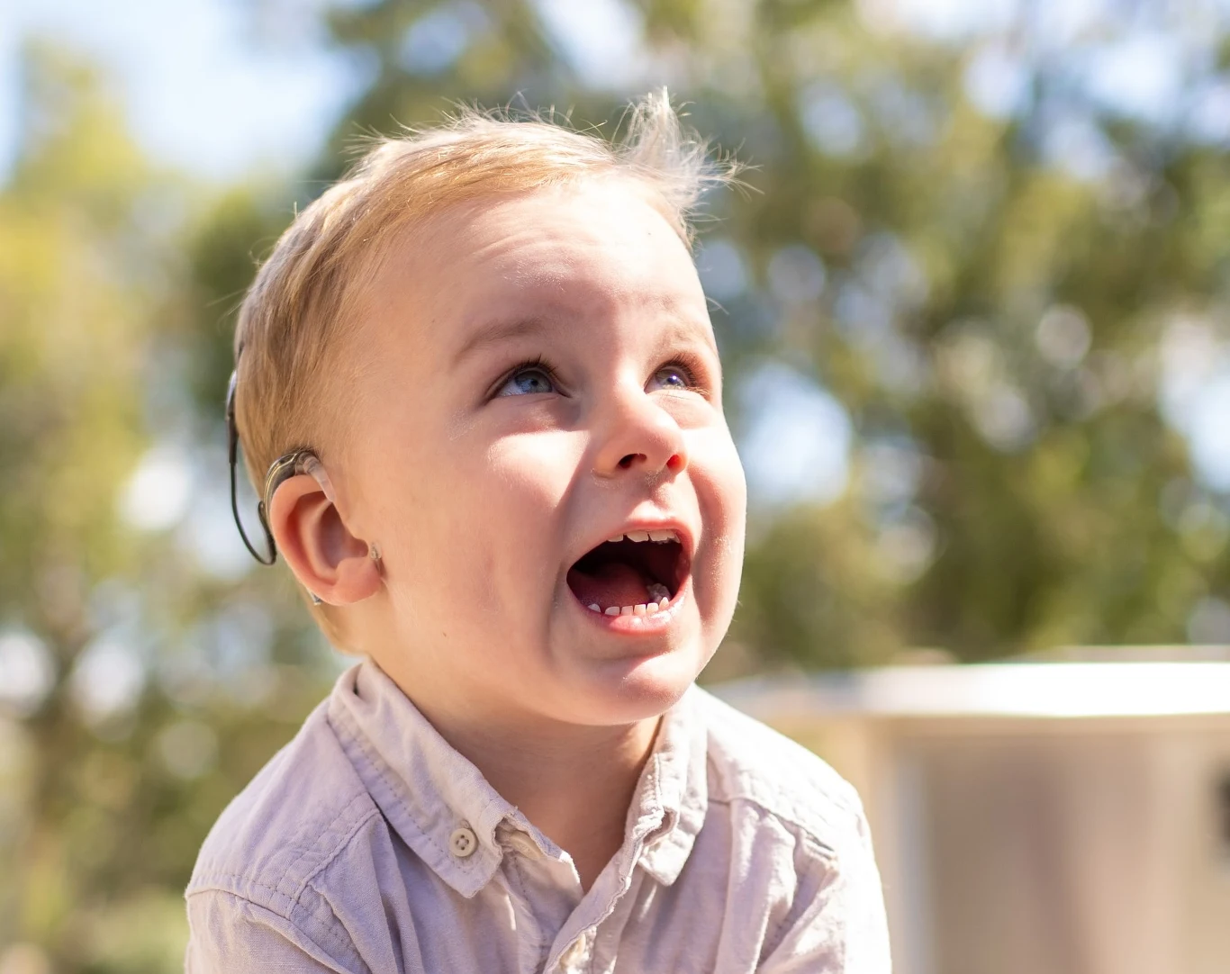 Rozwiązanie dla aparatów słuchowych, nad którym pracują naukowcy zakłada, że urządzenia będą zasilane dzięki... przeżuwaniu jedzenia. Kanał słuchowy zmienia wtedy swój kształt, co można przetworzyć na energię elektryczną