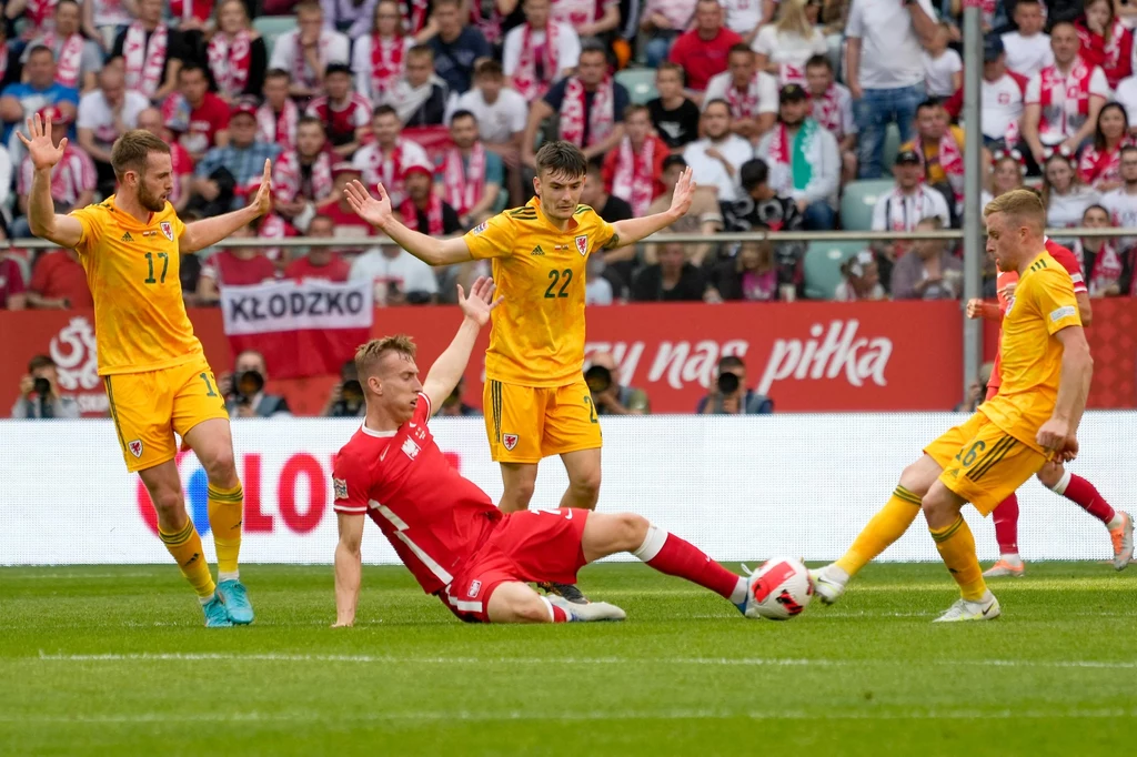 Adam Buksa przechodzi do Lens