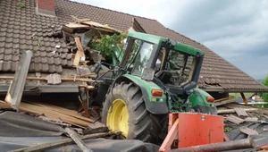 Dziewczynka wsiadła do traktora i wjechała na dach. 11-latka została ciężko ranna