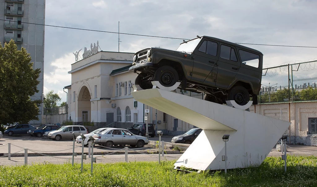 Uaz 469 na cokole przed fabryką w Ulianowsku