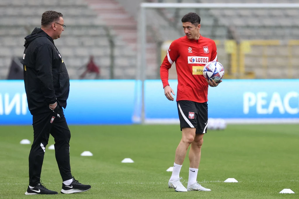 Robert Lewandowski na treningu reprezentacji Polski, obok selekcjoner Czesław Michniewicz