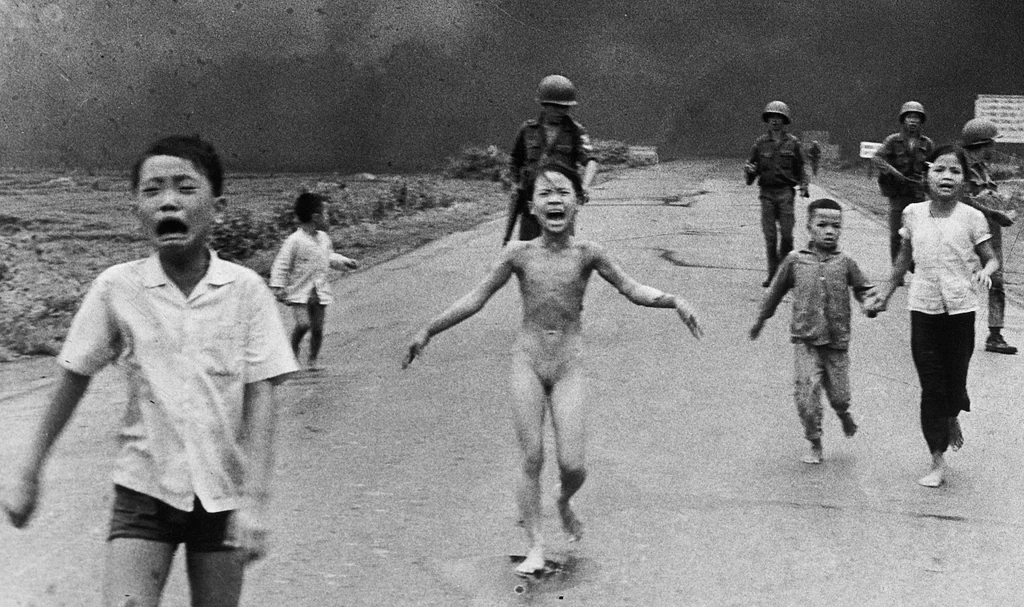 Kultowe zdjęcie "Napalm Girl" zrobione 8 czerwca 1972 roku w Trảng Bàng podczas wojny w Wietnamie. Kultowe zdjęcie "Napalm Girl" zrobione 8 czerwca 1972 roku w Trảng Bàng podczas wojny w Wietnamie.