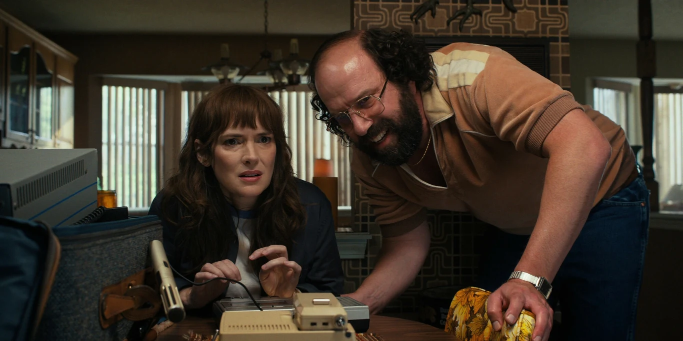 Winona Ryder i Brett Gelman na planie serialu "Stranger things" Winona Ryder i Brett Gelman na planie serialu "Stranger things"