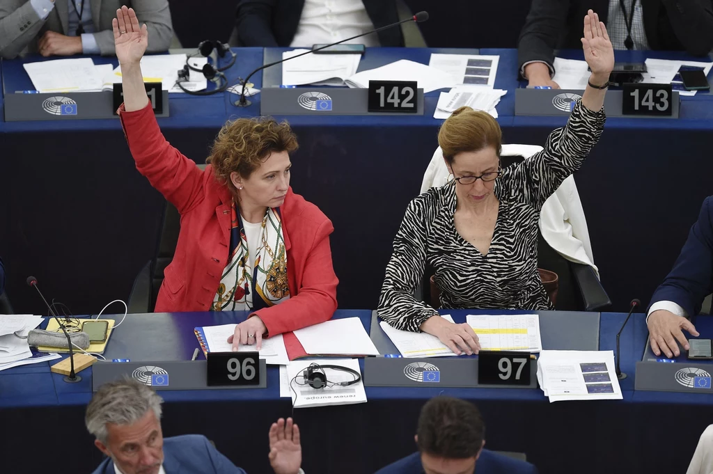Europosłowie podczas głosowania na sesji plenarnej Parlamentu Europejskiego Europosłowie podczas głosowania na sesji plenarnej Parlamentu Europejskiego