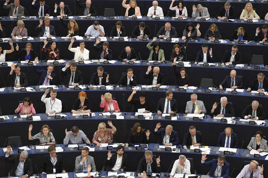 Europosłowie podczas głosowania na sesji plenarnej Parlamentu Europejskiego Europosłowie podczas głosowania na sesji plenarnej Parlamentu Europejskiego