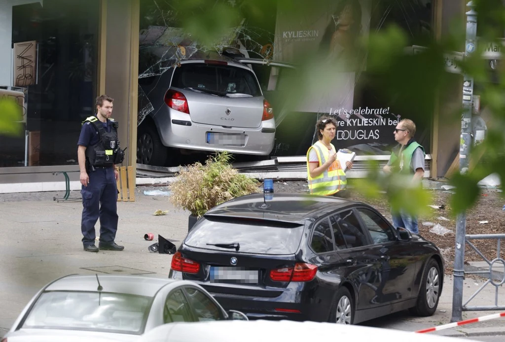 Kierowca renault został zatrzymany. Policja drogowa i wydział kryminalny badają, czy był to wypadek czy celowe działanie.