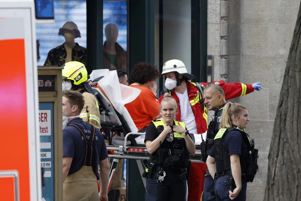 Według straży pożarnej jedna osoba zginęła na miejscu, pięć doznało obrażeń zagrażających życiu, trzy zostały ciężko ranne, a nieznana liczba osób została lekko ranna.