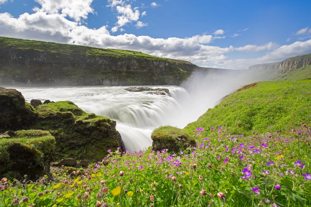 Islandia słynie z dziewiczych wodospadów i wód geotermalnych
