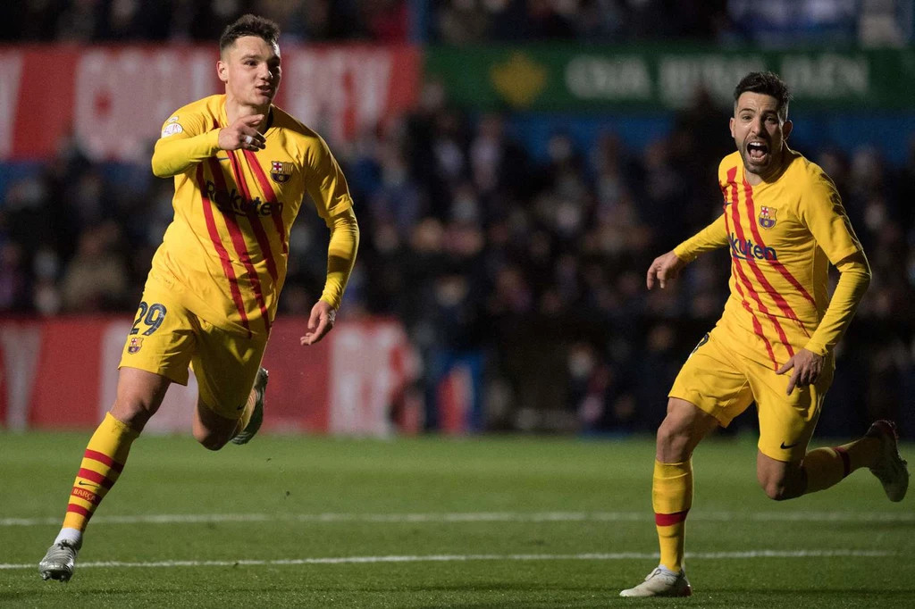Ferran Jutgla (z lewej) oraz Jordi Alba Ferran Jutgla (z lewej) oraz Jordi Alba