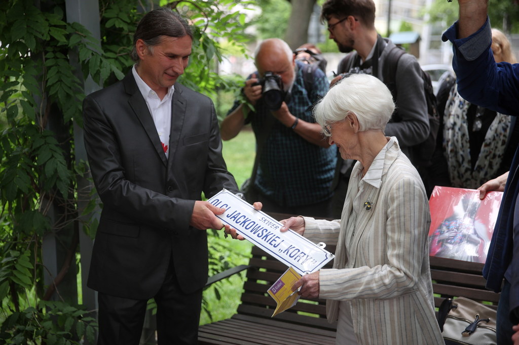 Mateusz Jackowski i Hanna Kubczak podczas uroczystości odsłonięcia skweru im. Kory w Krakowie