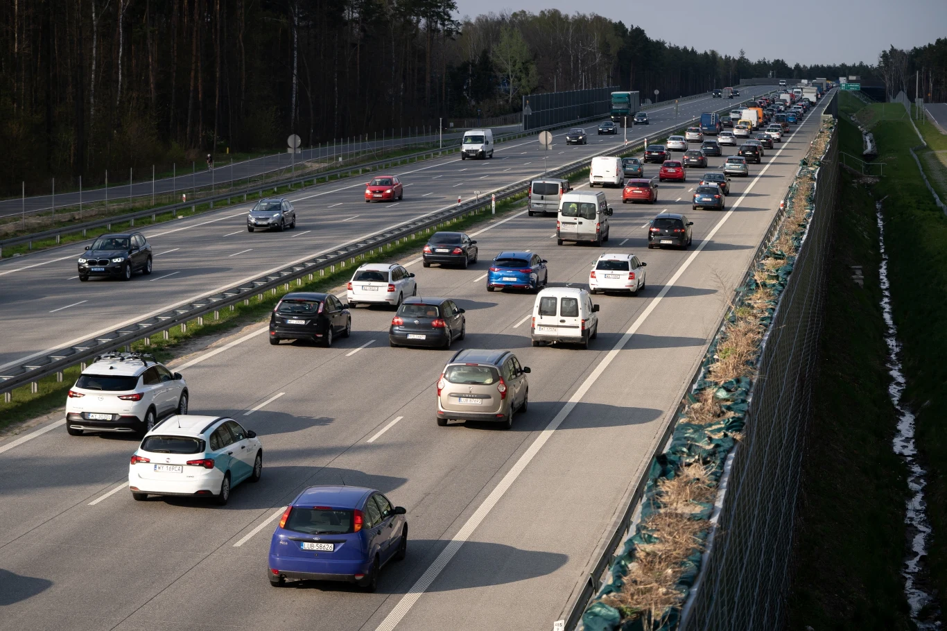 Trwa wojna, inflacja bije rekordy, drożeją surowce, brakuje węgla, Polacy zbierają chrust, a europosłowie zakazują rejestracji samochodów spalinowych Trwa wojna, inflacja bije rekordy, drożeją surowce, brakuje węgla, Polacy zbierają chrust, a europosłowie zakazują rejestracji samochodów spalinowych
