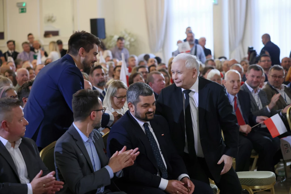 Krzysztof Sobolewski (w środku) na spotkaniu mieszkańców Sochaczewa z prezesem PiS, Jarosławem Kaczyńskim Krzysztof Sobolewski (w środku) na spotkaniu mieszkańców Sochaczewa z prezesem PiS, Jarosławem Kaczyńskim